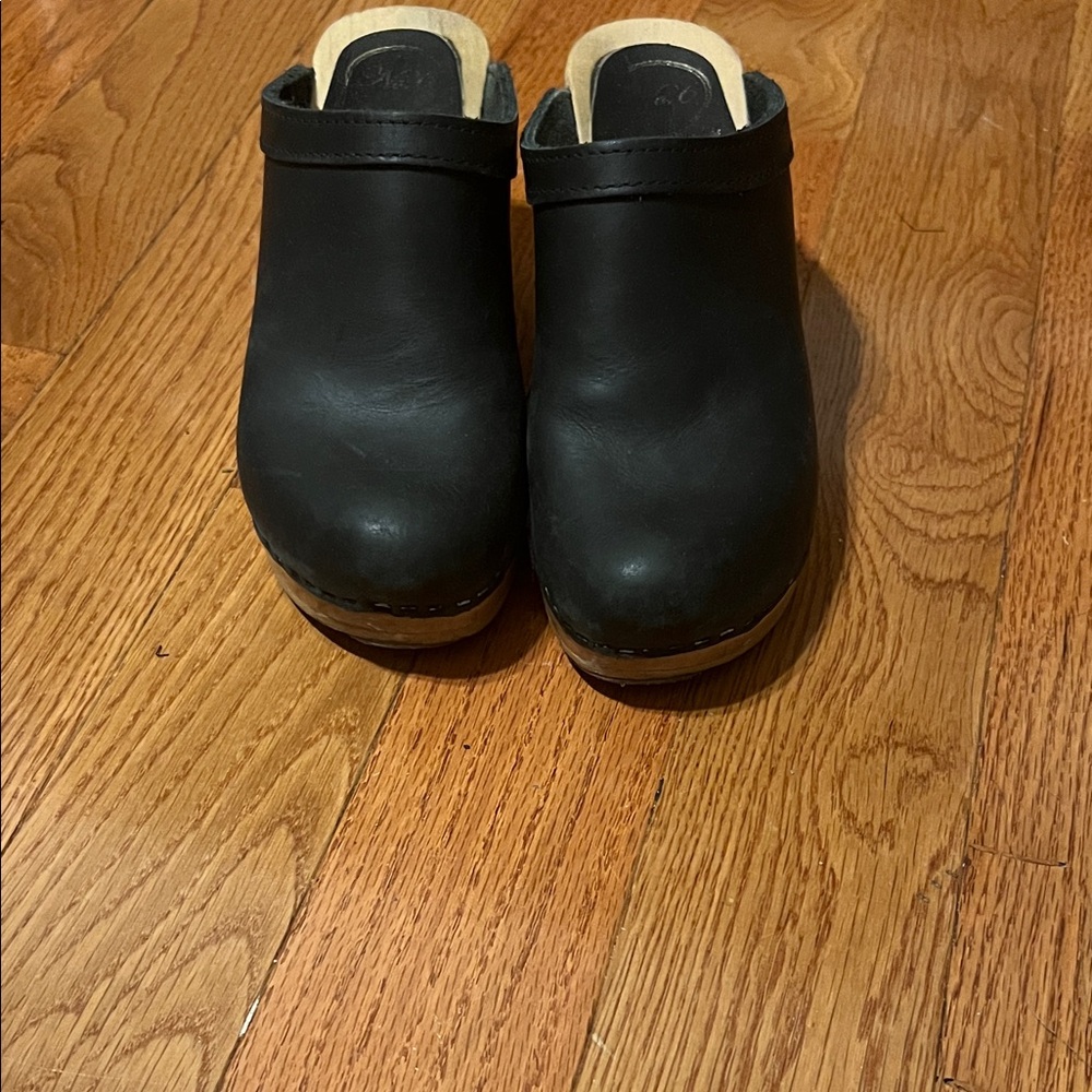 No. 6 Classic Black Leather Mules